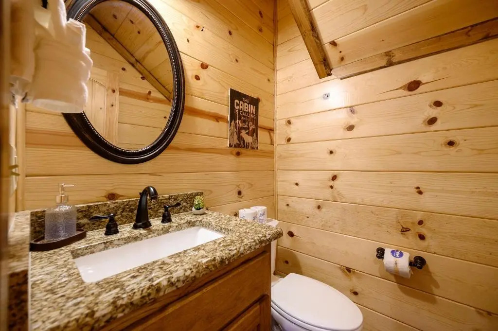 Blossom Belle Lodge Luxury cabin 4 Bedroom, 3.5 Bath sleeps 11