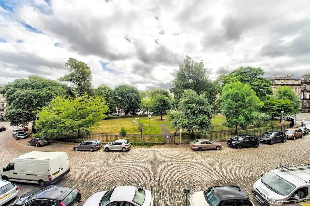Ainslie Place Luxury Apt In Heart Of The City