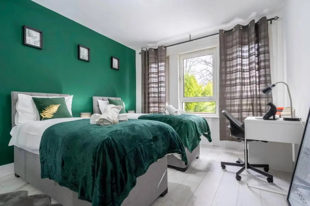 2 Bed Apartment, QE Hospital, Free Parking ,Netflix, Sleeps 4 Comfortable, 1 Double Bed x 2 Single Beds