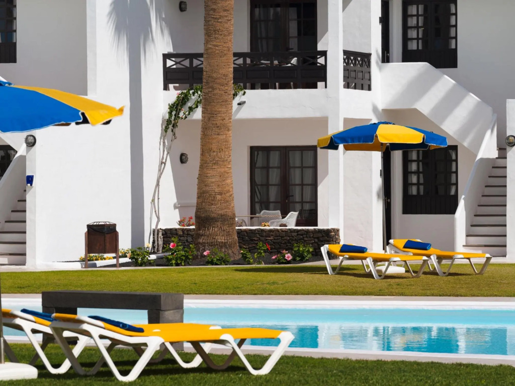 Apt 28 Famara