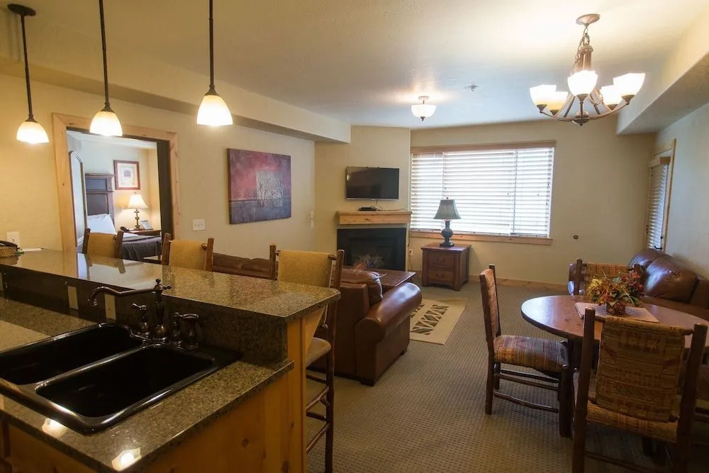 Enormous Condo with Stunning Mountain Views by RedAwning - Save 20% on 7+ Nights!