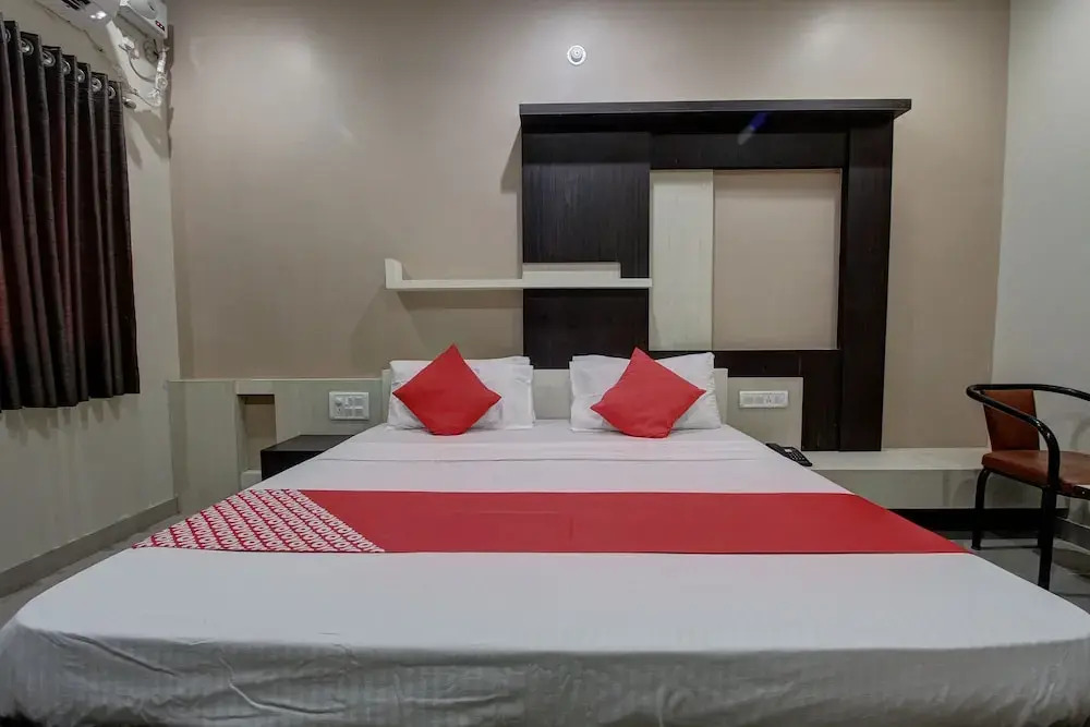 OYO 36620 Hotel Pleasant Stays