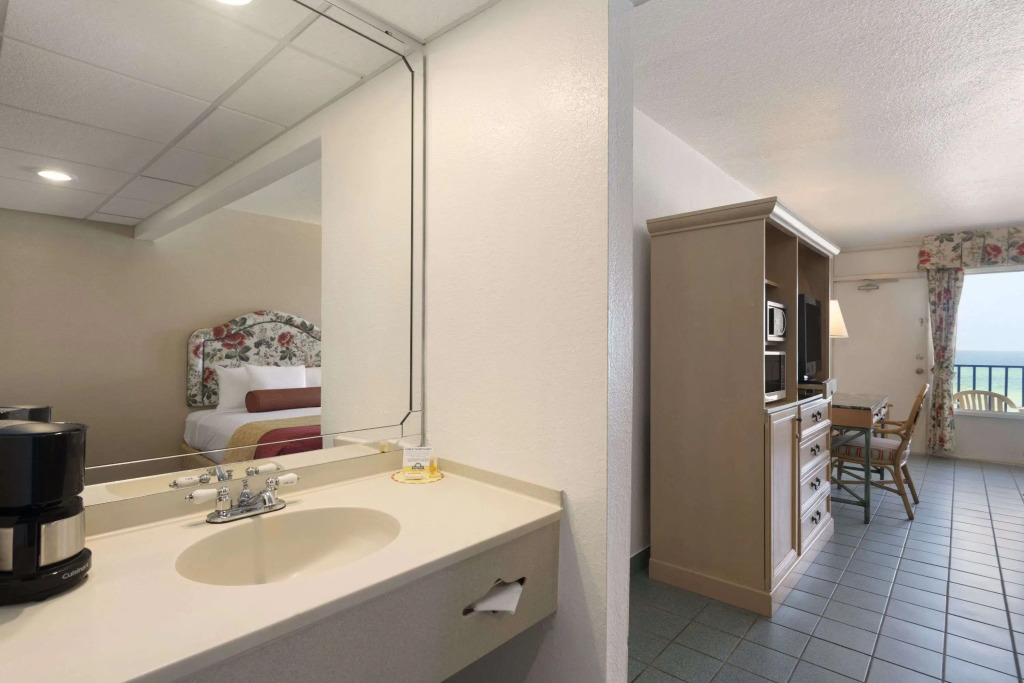 Days Inn by Wyndham Panama City Beach Beachfront Resort