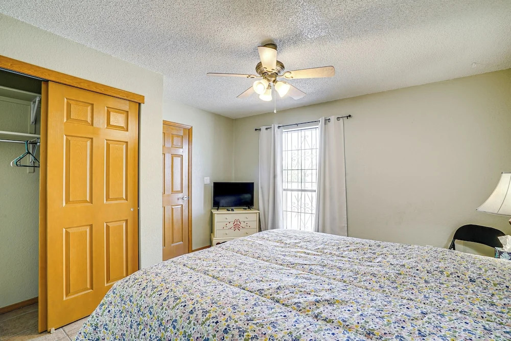 Pet-friendly El Paso Home ~ 9 Mi to Fort Bliss!