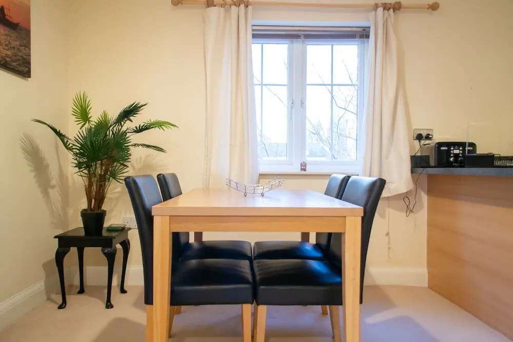 Bright 2 Bedroom Flat With Parking in Oxford