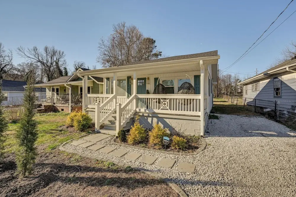 < 3 Mi to Dtwn: Modern Cottage in Greenville!
