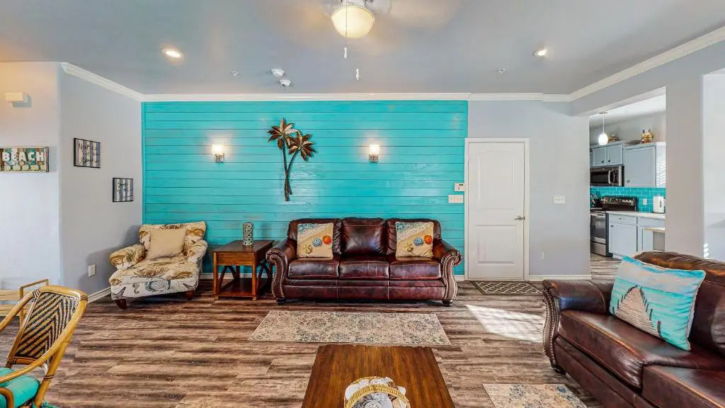 MC16 Multi-Level Condo, Shared Pool & Hot Tub, Close to Beach