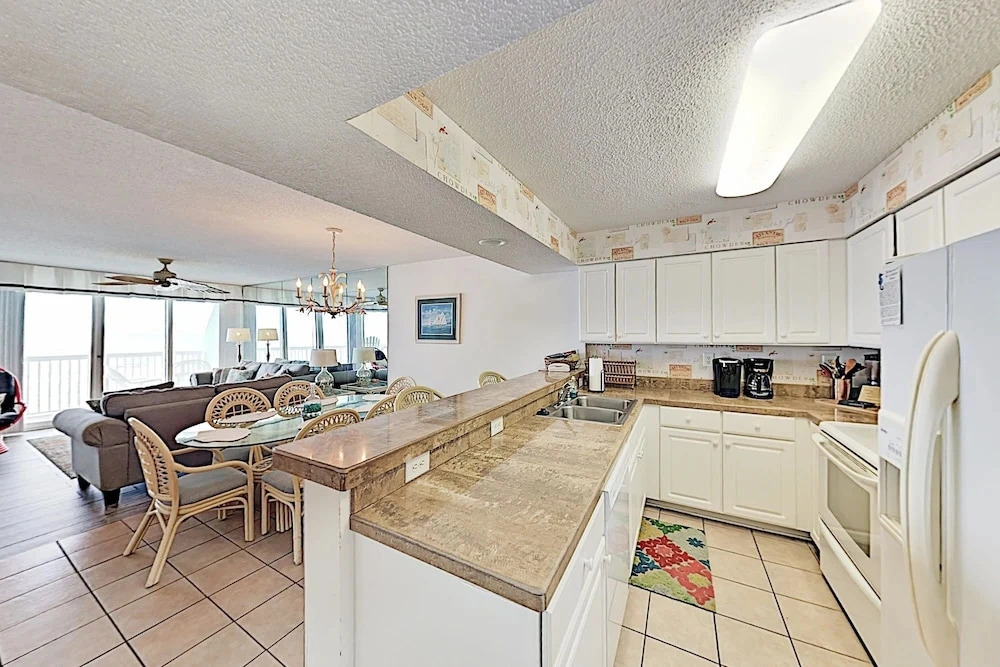 Stylish Beachfront Getaway W/ 2 Pools & Lazy River 3 Bedroom Condo