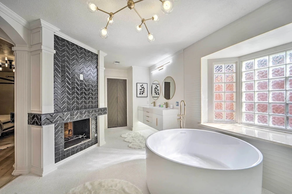 Luxurious Lubbock Home: Fire Pit, Outdoor TV!