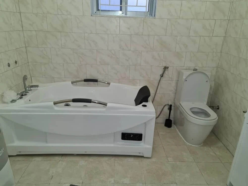 6-bed House in Freetown 5 min Drive From the Beach