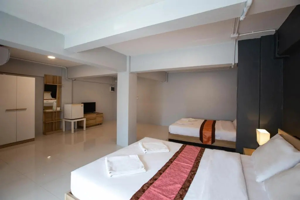 185@Surawong Residence