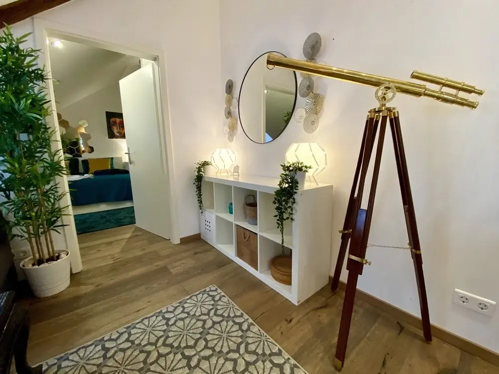 Beautiful 1BR Apt w View Historic Town