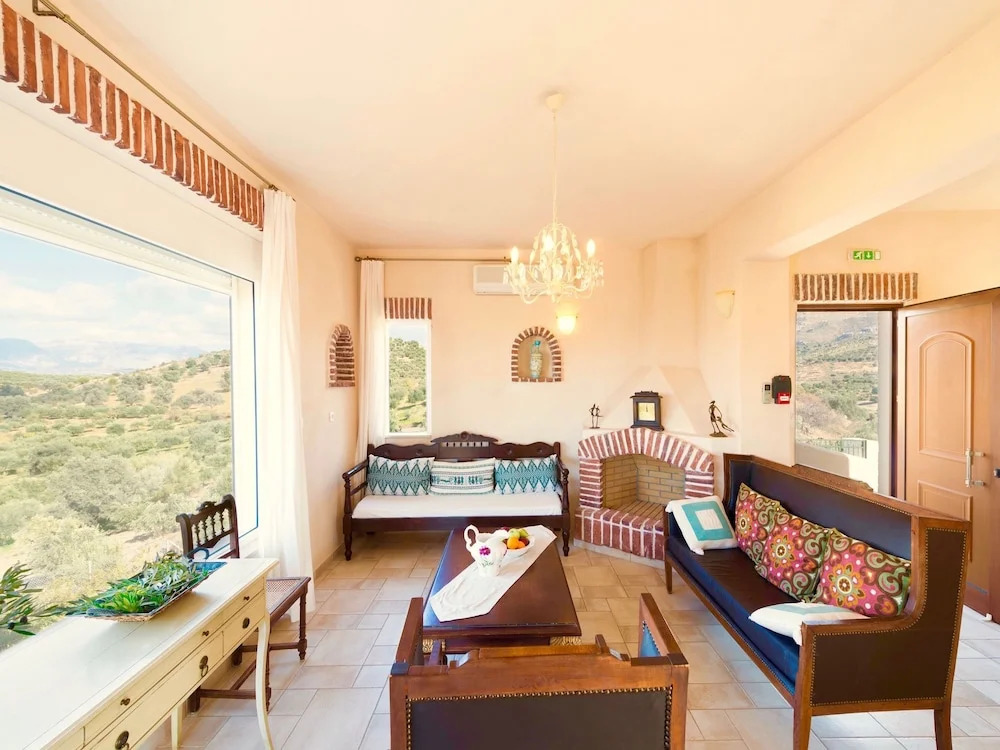 Peaceful Villa on Kamilari with Pool And Sun Lounger