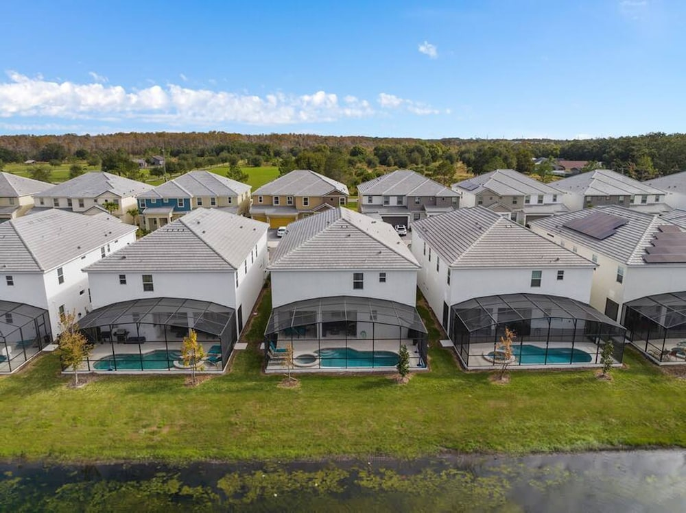 Aurora Grande Spacious 12br 12ba Villa w Pool