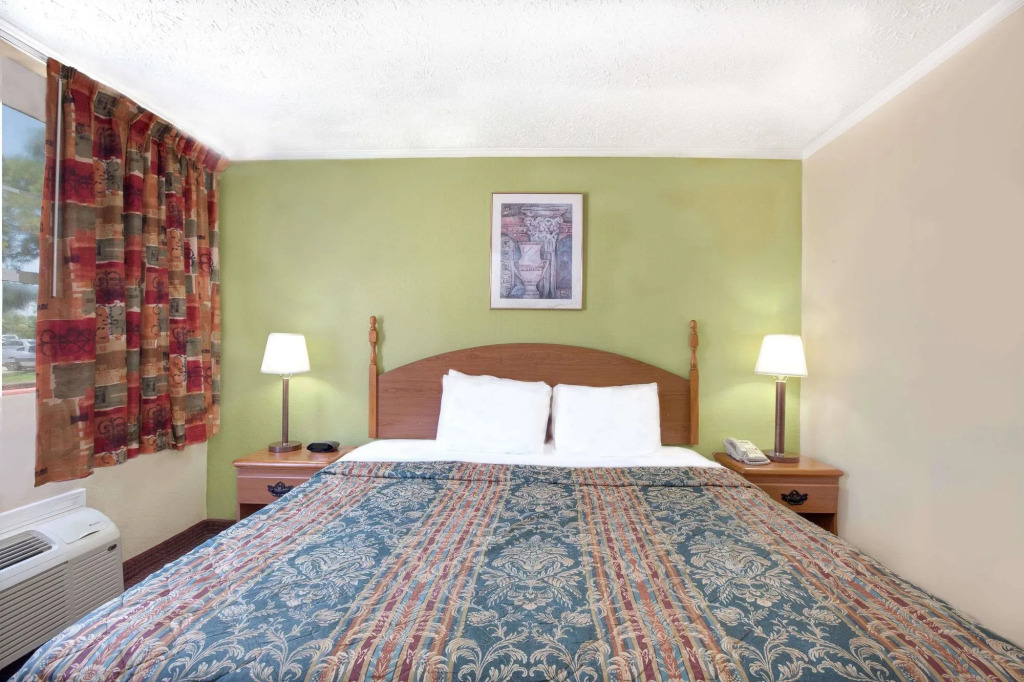 Days Inn & Suites - Sugar Land