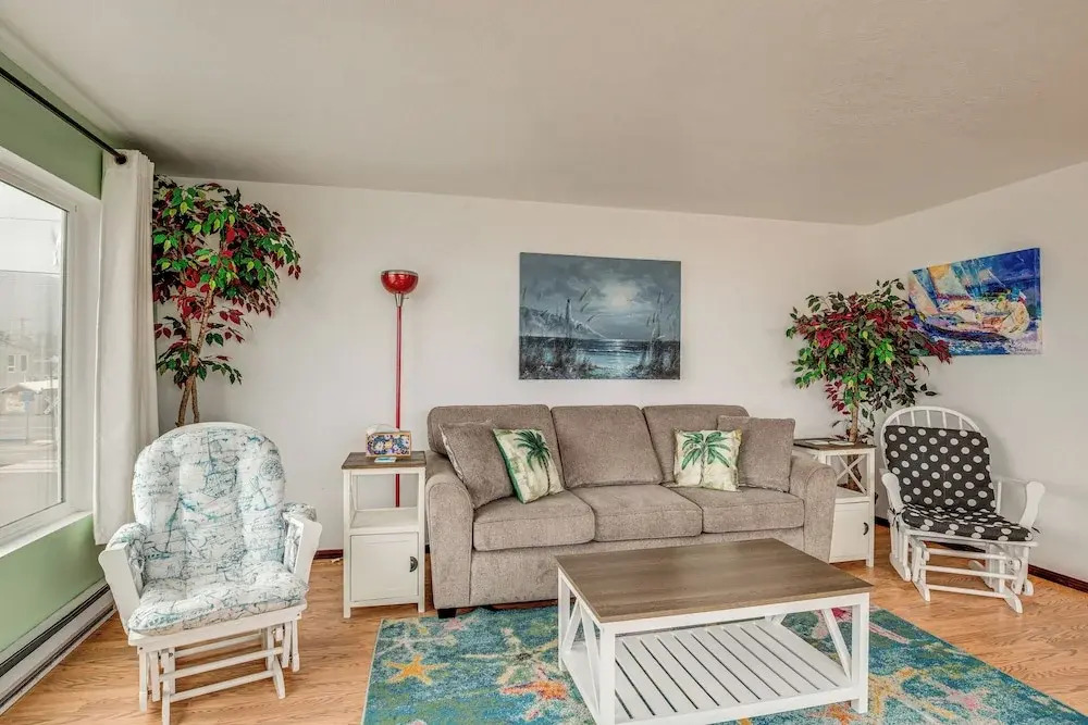 Quaint Rockaway Beach Gem: Walk to Shore!