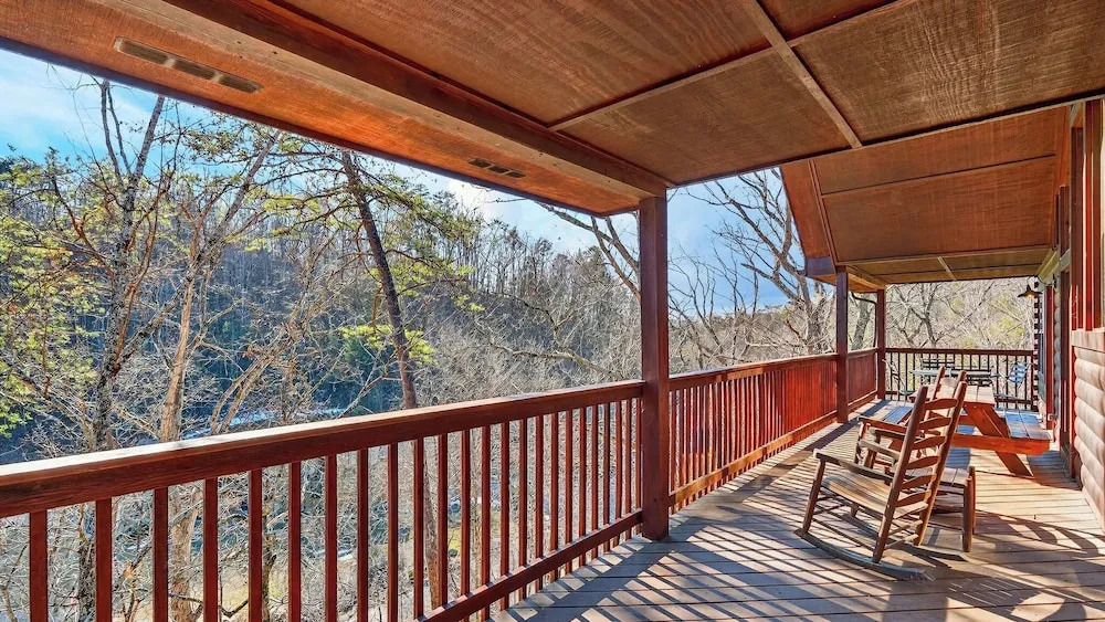 Grand Getaway Cabin by Avantstay A-frame Retreat + Hot Tub + Pool Access, Game Room Mins to Dollywood