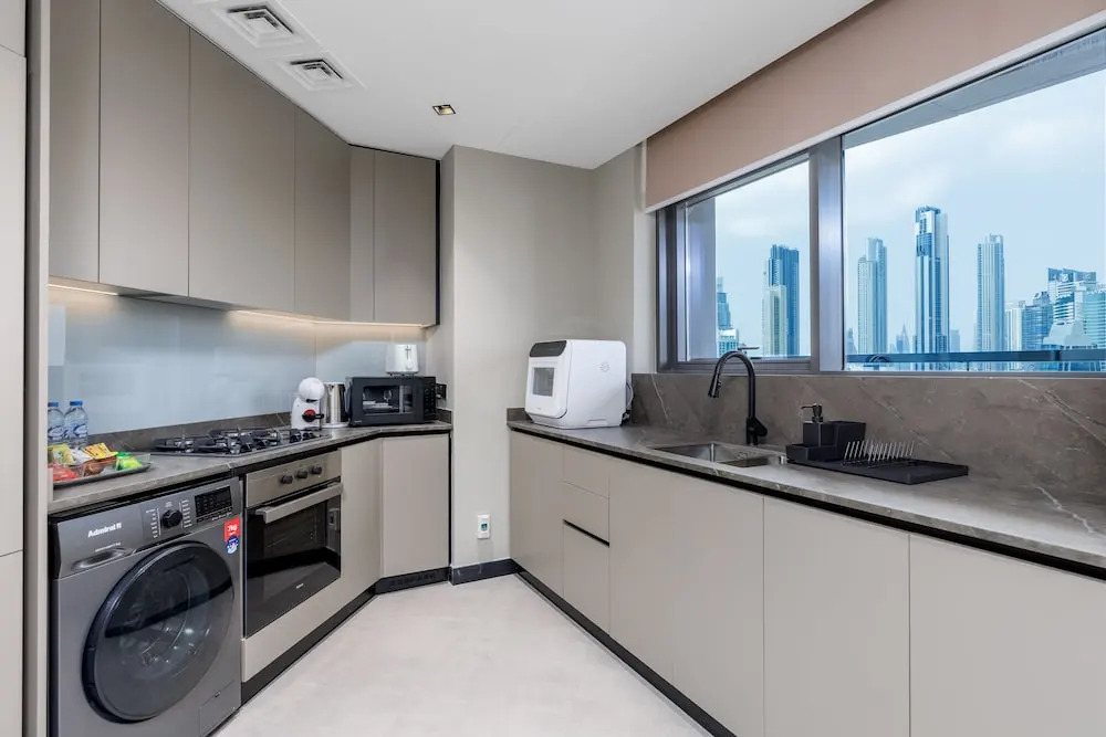 Waves - Elegant Waterfront Living in Dubais Business Bay