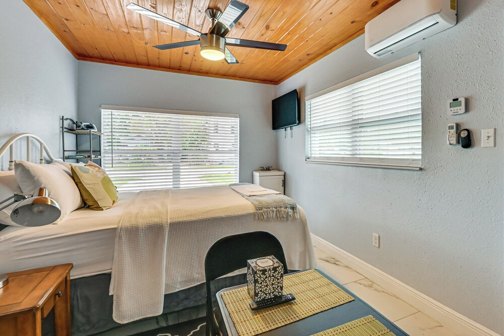 1 Mi to Midtown & Stadium! Couple's Haven in Tampa