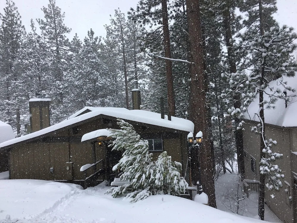 Moonridge Manor - Very Lovely Cabin In A Quiet Neighborhood With An Amazing Hot Tub! 4 Bedroom Home