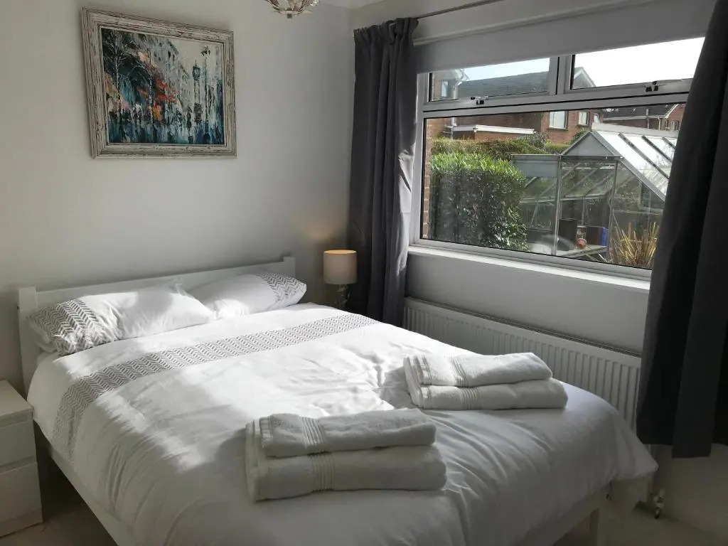 Spacious 5 double bed bedroom bungalow near Belfast