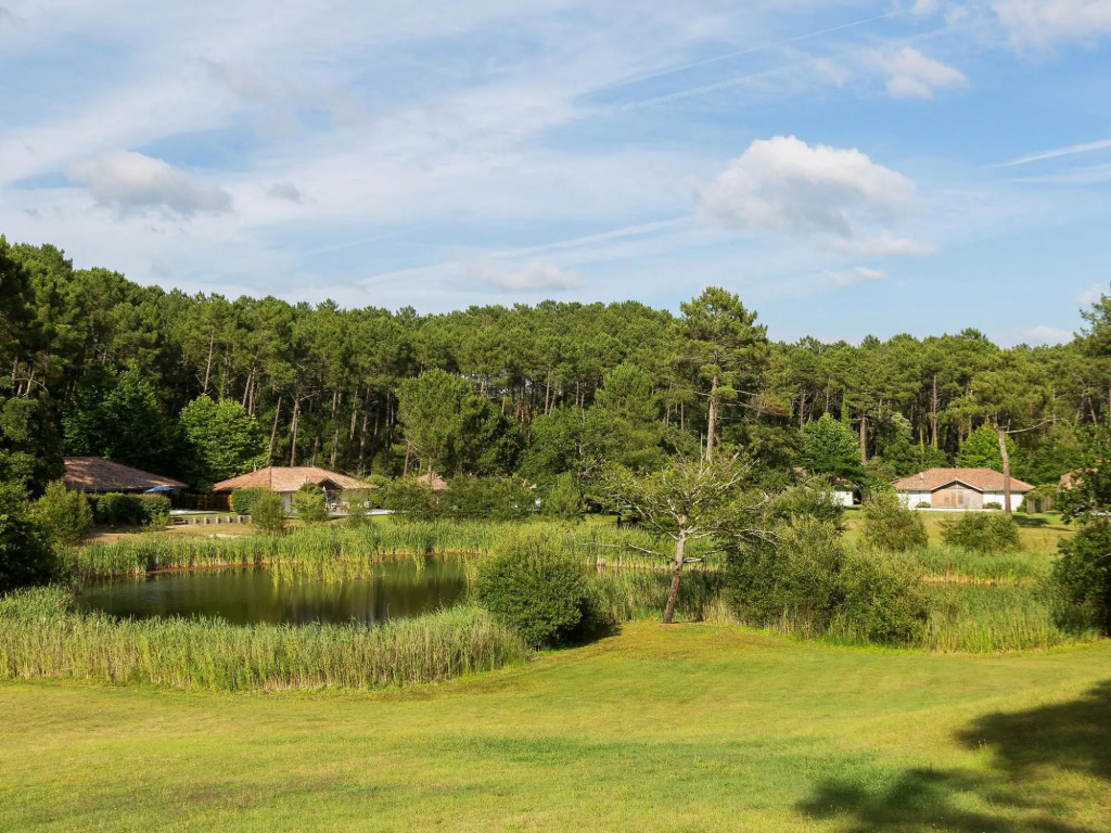 Luxury villa with a large garden near Etang de Laprade