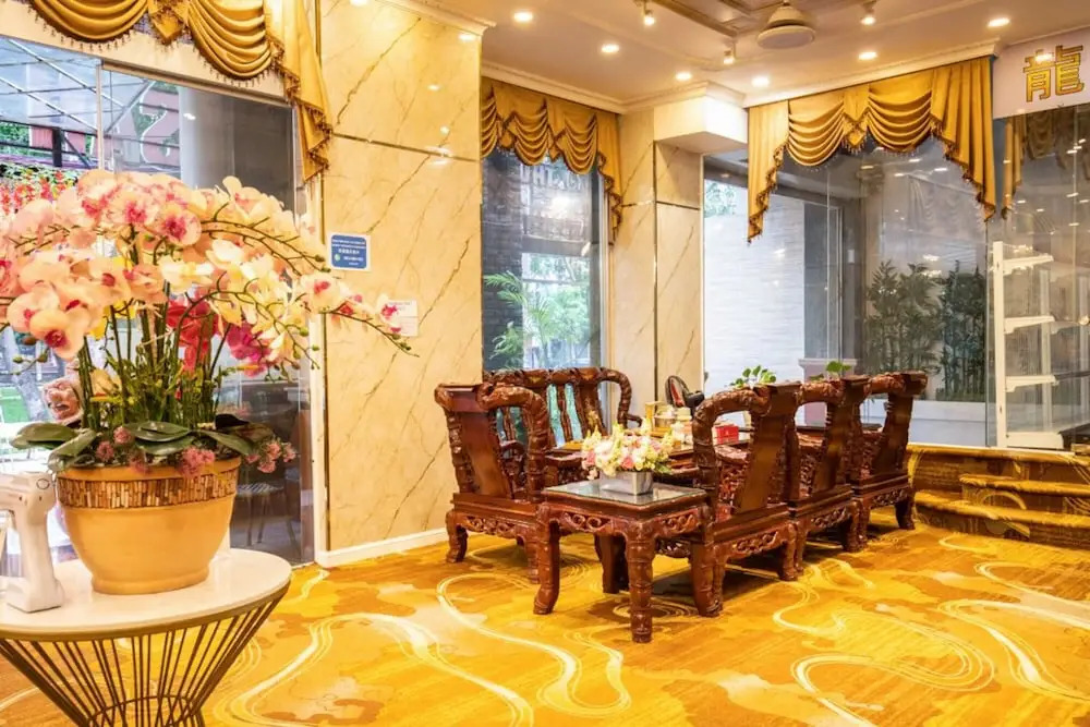 RedDoorz Truc Huyen Hotel