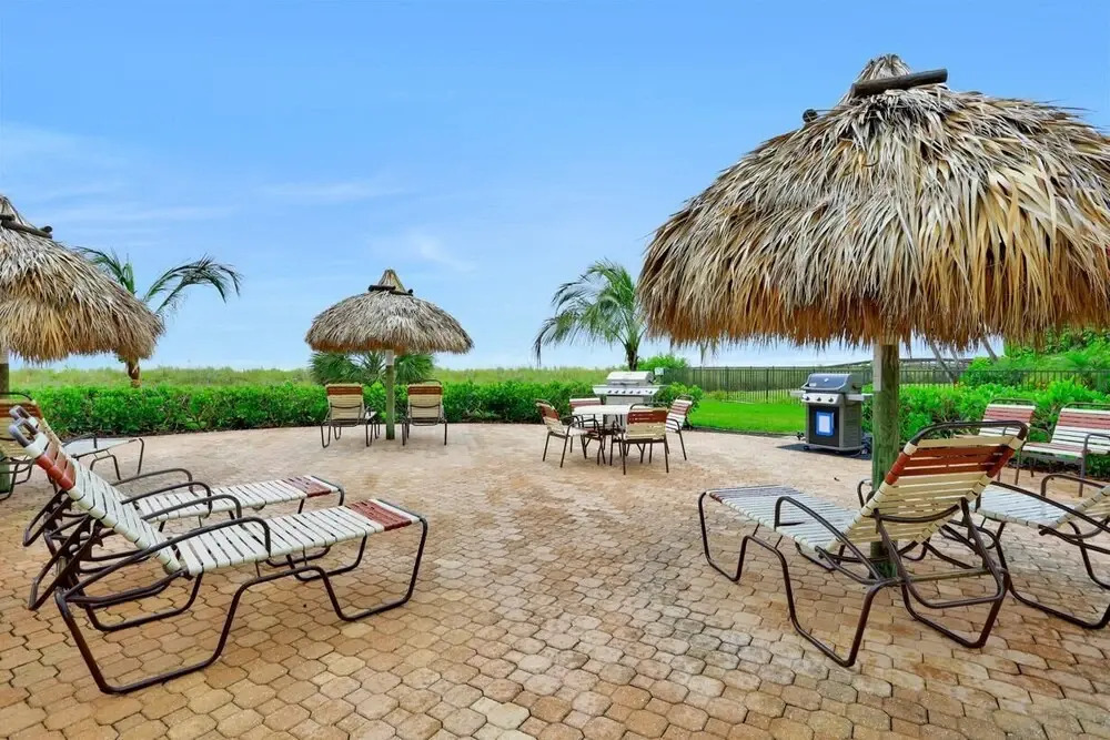 Modern 11th Floor Beachfront Condo With Views/pool