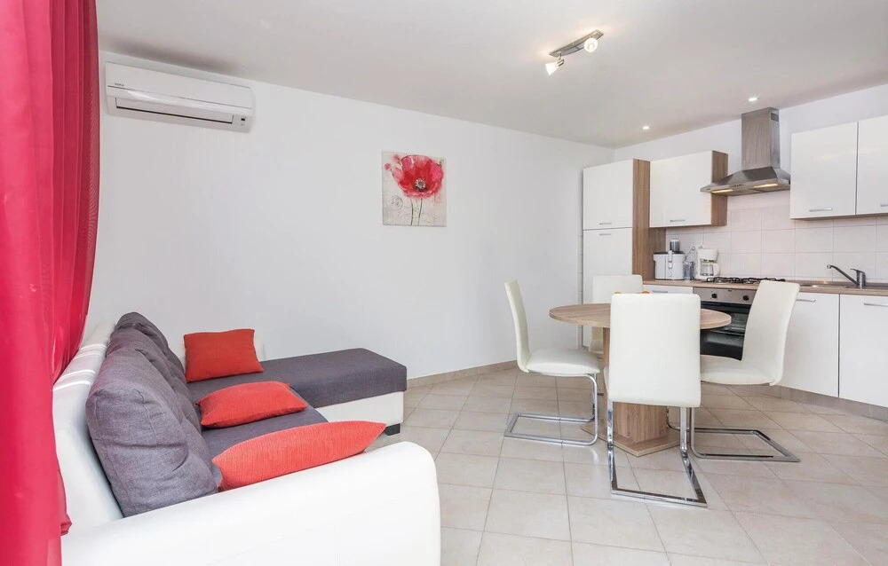 Two-Bedroom Holiday Home In Sukosan