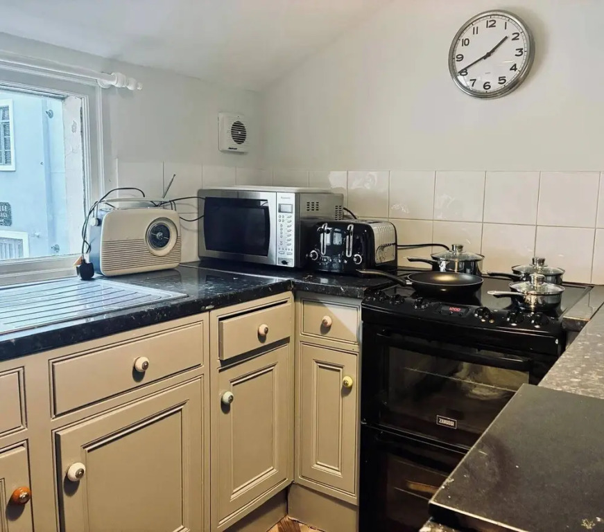 3 Bed Apartment Sleeps 7 - Pets Ok - Tv & Wifi