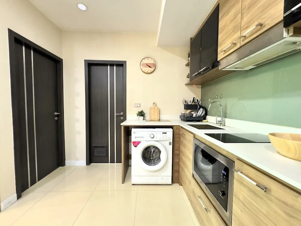 Stylish Low-floor 2-bedroom Sea-view Condo at Dusit Grand Condo View
