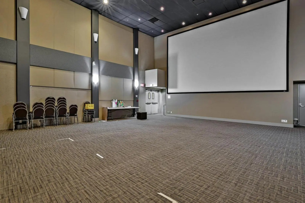 Fenwick Vacation Rental Sophisticated Mountain 2 Bedroom w Pool & Movie Theatre