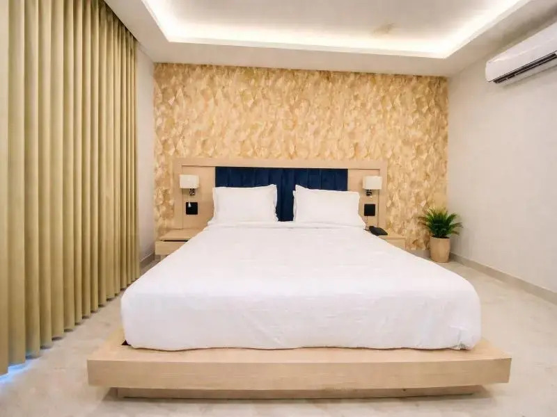 Hotel Holiday Grand Near Expo Mart