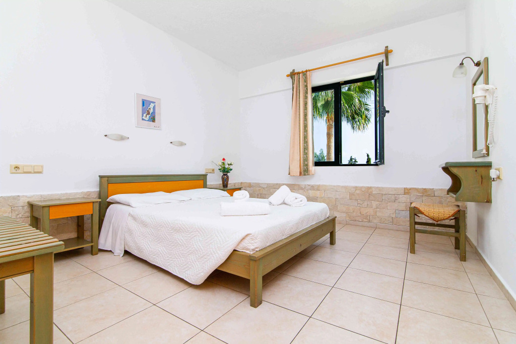 Dionysos Apartments & Studios