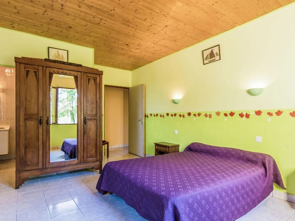 Modern Holiday Home in Salignac-Eyvigues with Swimming Pool