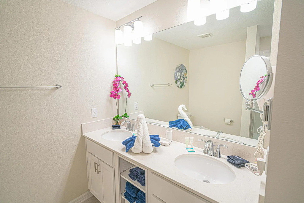 Only 5 Miles from Disney! Free Water Park! 2 Bed, 2 Bath Condo, Sleeps 8