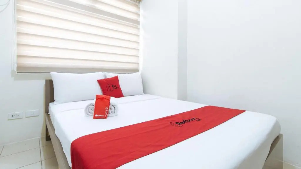 RedDoorz Plus @ Urban Deca Tower Edsa 2