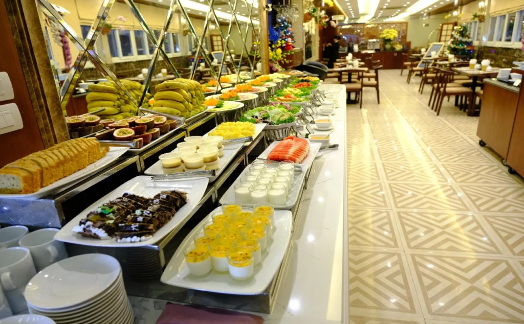 MAY DE VILLE Lakeside Hotel