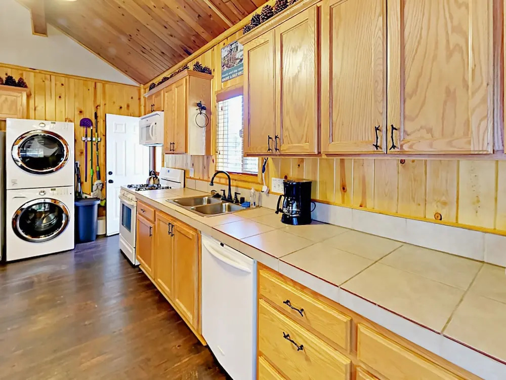 880 Edgemoor Rd Cabin