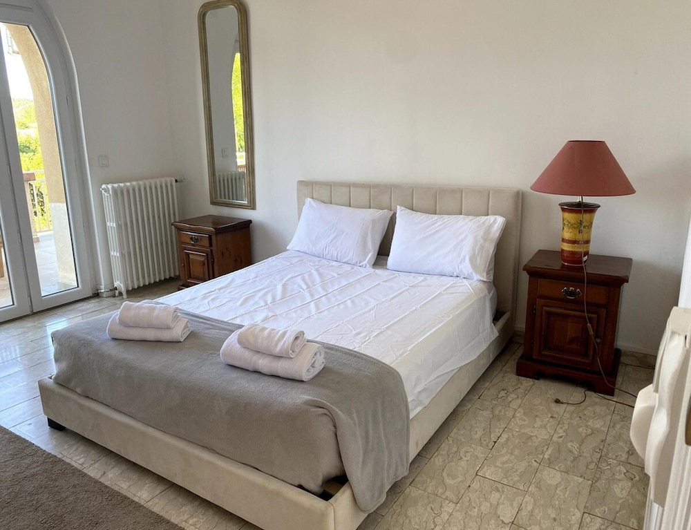 Magnificent Family Villa Near the Ceze River