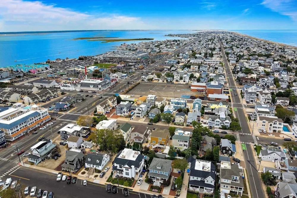 Family Home w/ 5 Decks! Fantasy Island Down Street