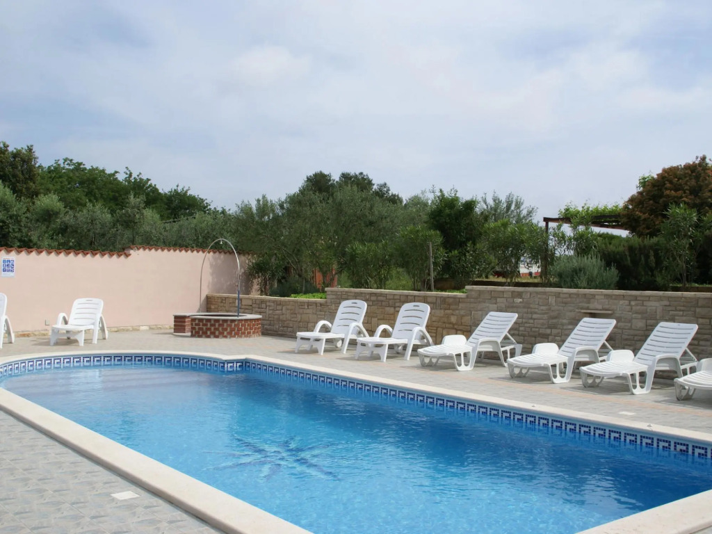 Relaxing Apartment in Banjole With Shared Pool