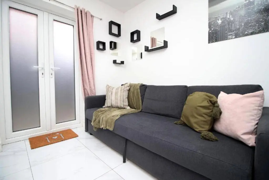 Tavi 3 by Mia Living Modern 1 bedroom apartment