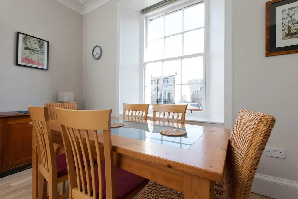 Traditional 3 Bedroom Apartment in Central Edinburgh