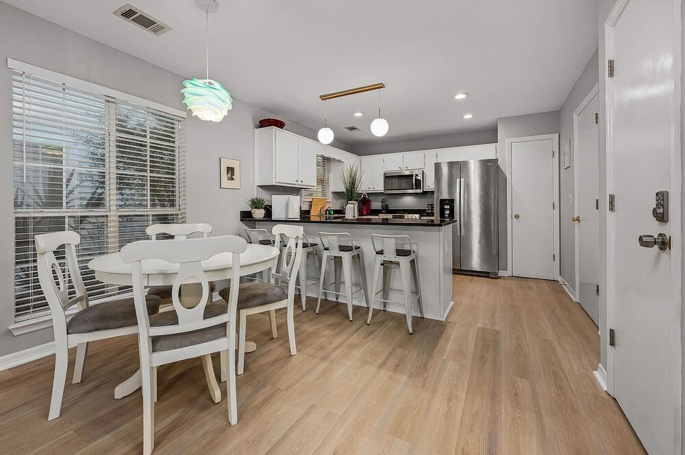 Cute Beach House Minutes from Beach