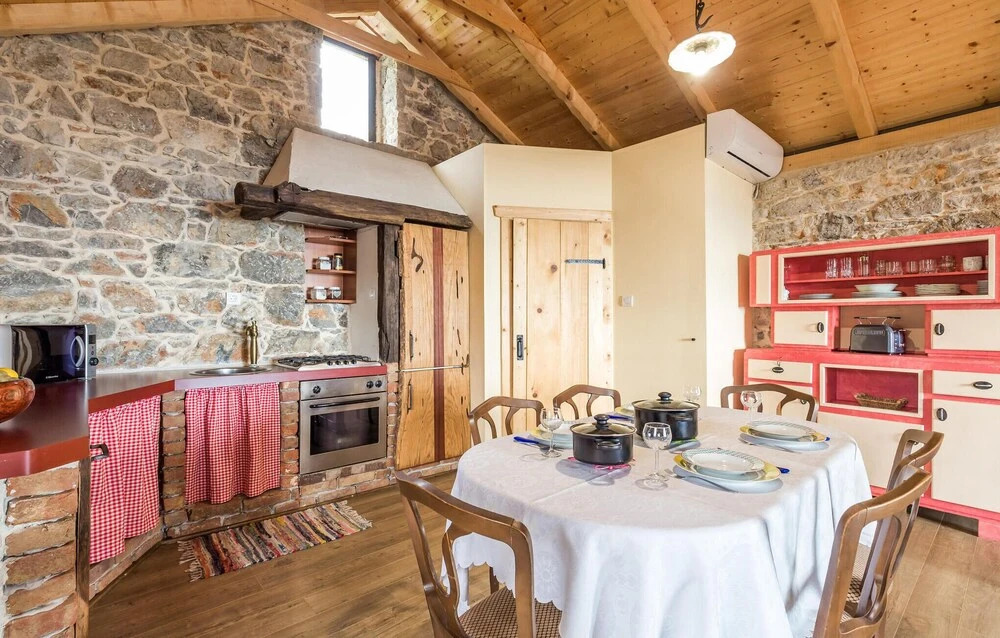 Nice Home in Veprinac with Outdoor Swimming Pool, Hot Tub & 5 Bedrooms