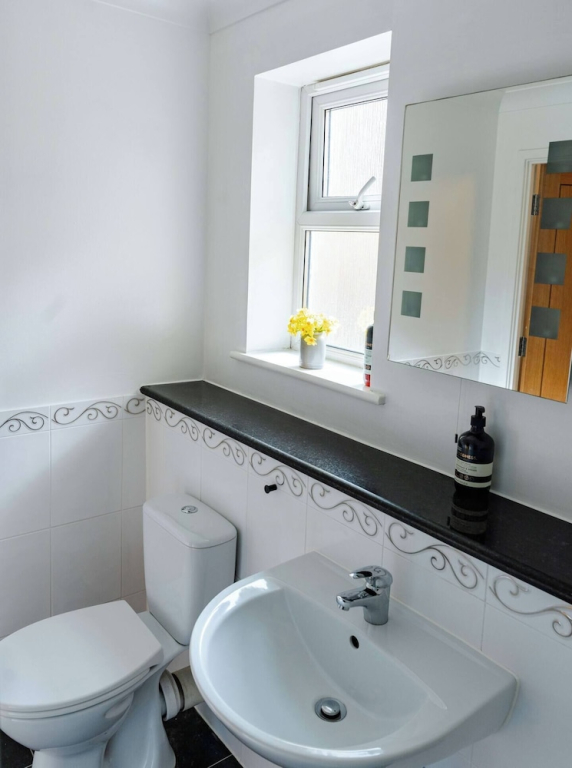 Modern Margate Apt 2BR En-suite Parking by Adliv