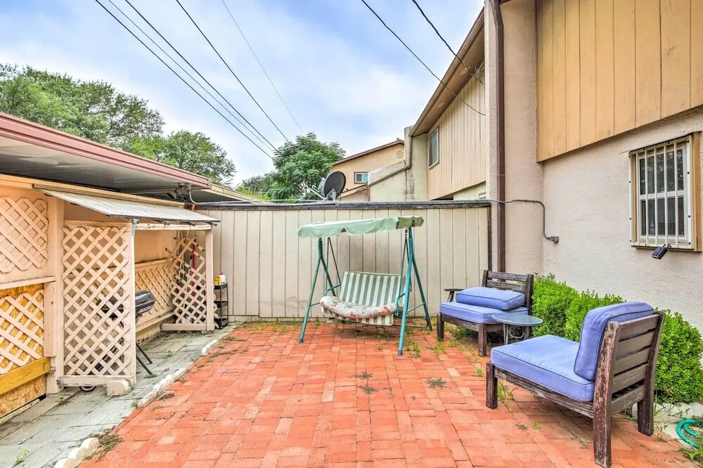 Pet-friendly Dallas Townhome w/ Outdoor Grill