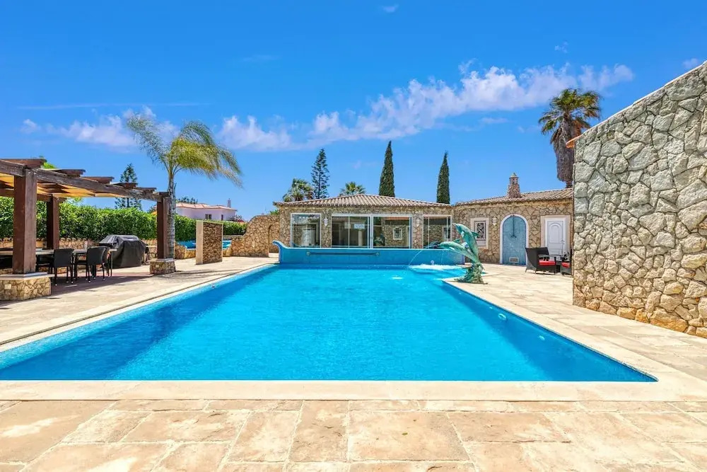 Golfinhos Magnificent Spacious 5 Bedroom Villa