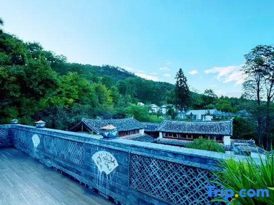 Lijiang Qingsongling Naxi Family